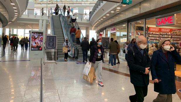 Los sevillanos estrenan el alivio de las restricciones llenando las zonas comerciales