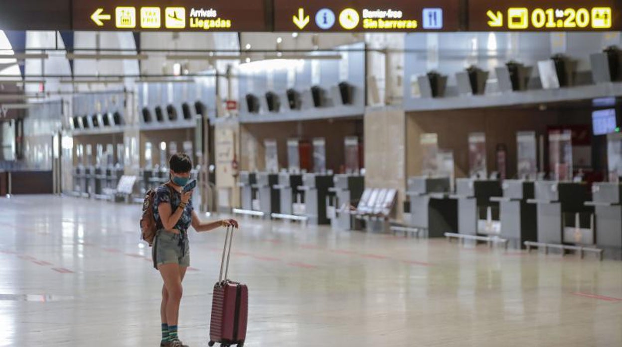 Un pasajero en el aeropuerto de Sevilla