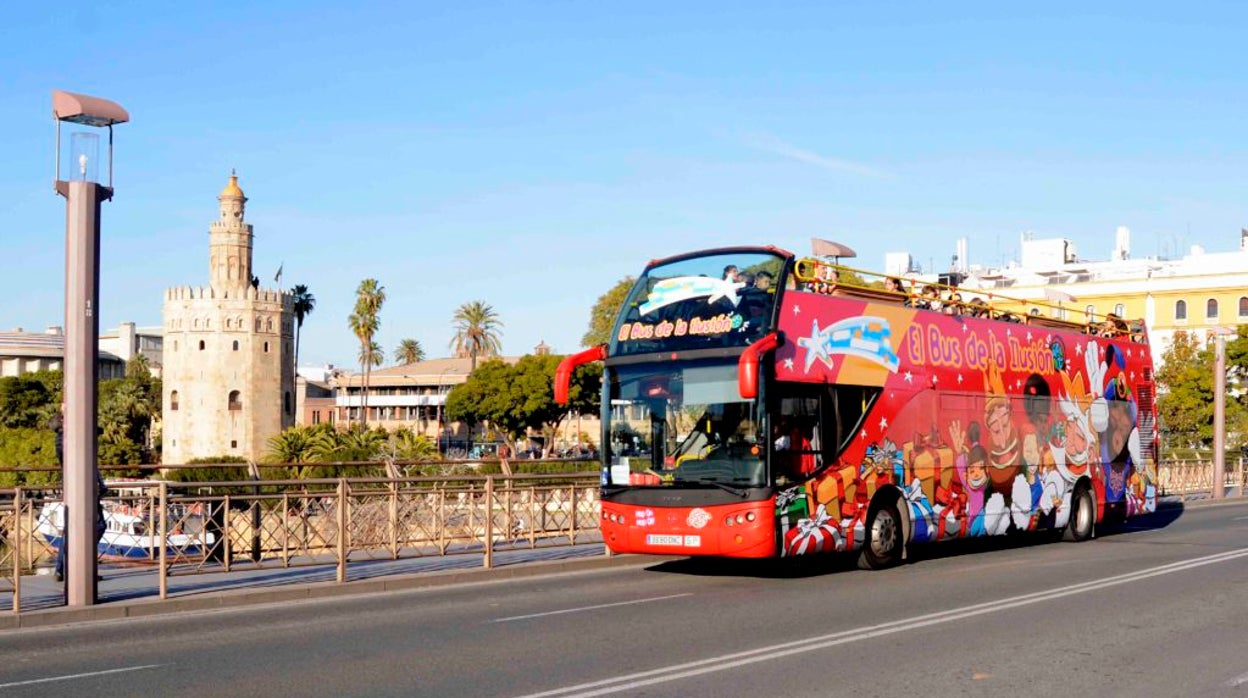 El Bus de la Ilusión por el puente de San Telmo