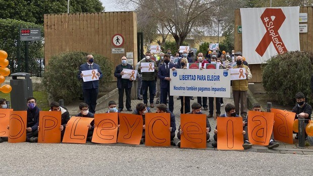Colegios y padres de la concertada piden en Sevilla la paralización de la Ley Celaá