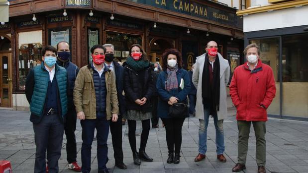 Los hosteleros de Sevilla entierran el hacha de guerra con la Junta de Andalucía y dan las gracias a Moreno