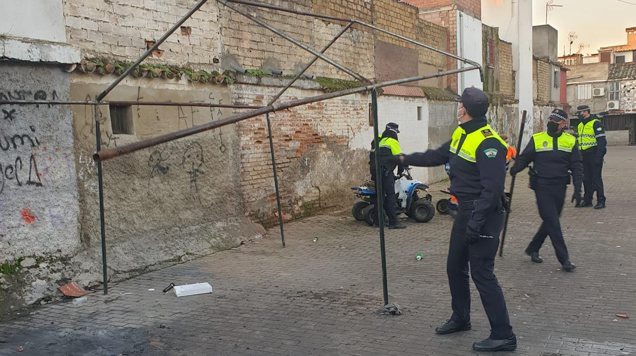 Dispositivo municipal de desmontaje y retirada que ha tenido lugar este lunes en las calles de Torreblanca