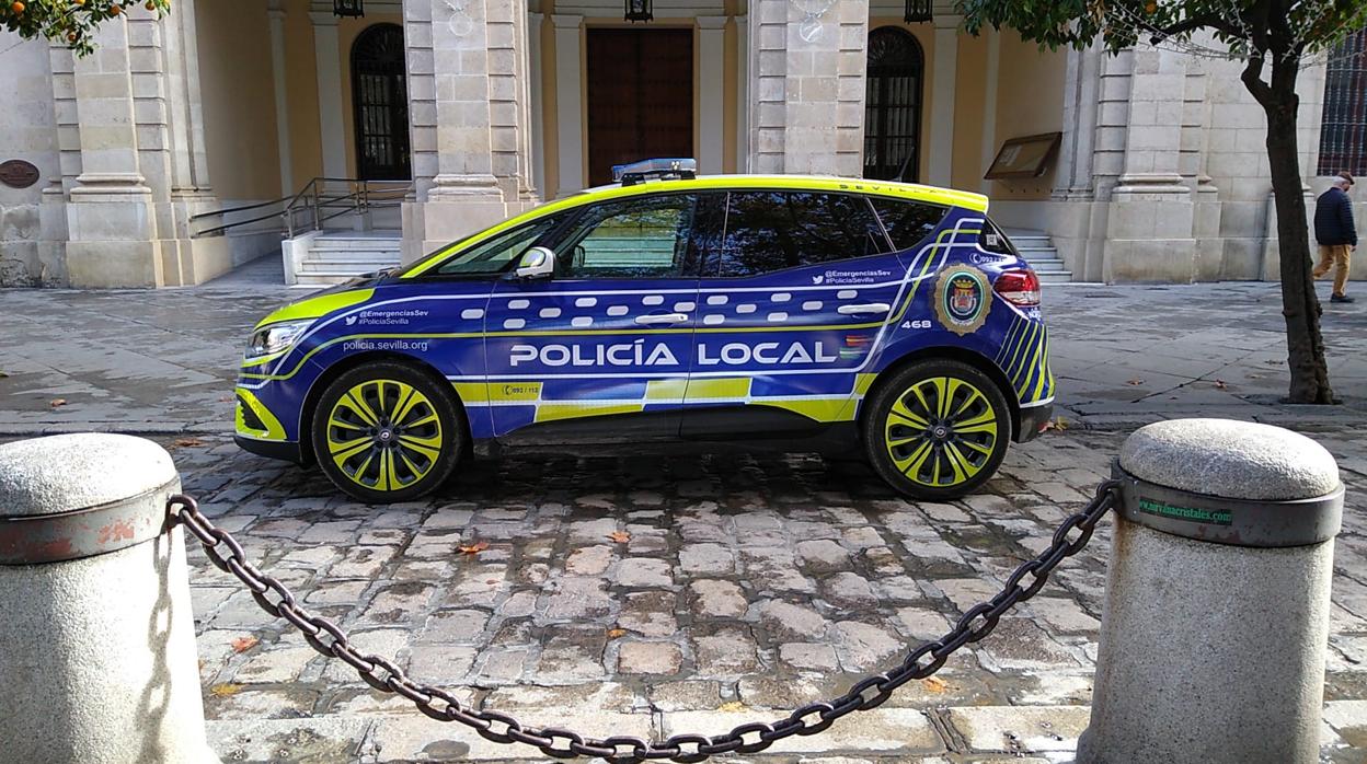 Uno de los patrulleros de la Policía Local de Sevilla que ayer se pusieron en funcionamiento