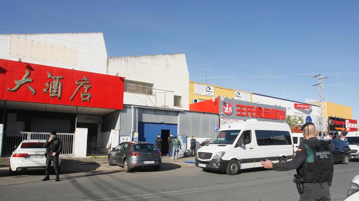 Agentes de la Guardia Civil actúan en una nave de un polígono industrial de la capital