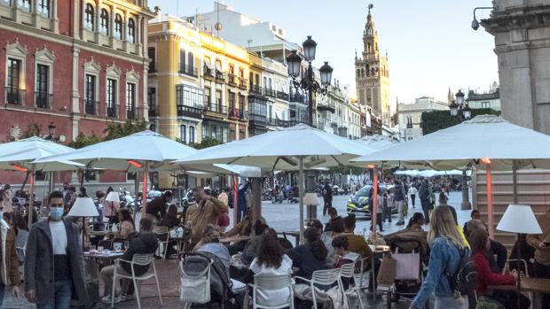 Sevilla «calca» los datos del Covid del lunes en el número de positivos y fallecidos