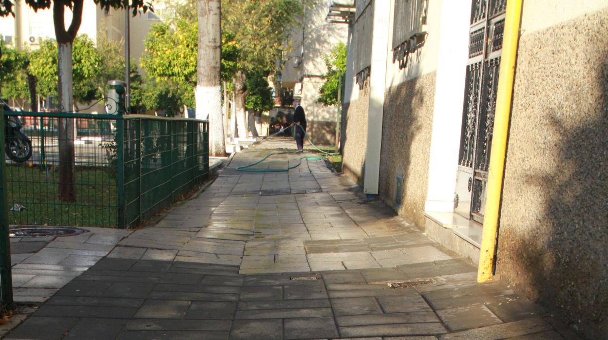 Pavimento defectuoso en una de las calles del Parque Alcosa