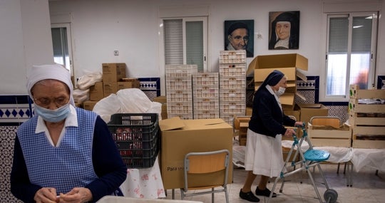 Las hermanas de la Caridad en el comedor del Pumarejo