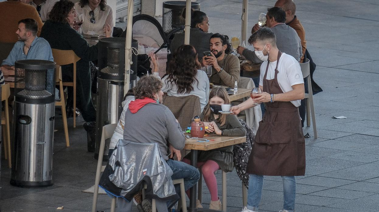 Varios clientes en una de las terrazas de un bar del Centro de Sevilla