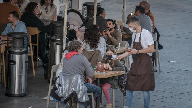 Sevilla le da la bienvenida a la vacunación con un descenso brusco de contagios y muertes