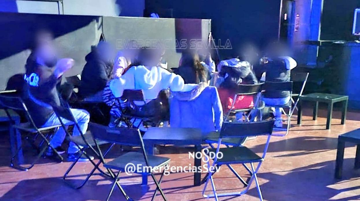 Imagen de la terraza de un bar con una mesa con más de ocho personas