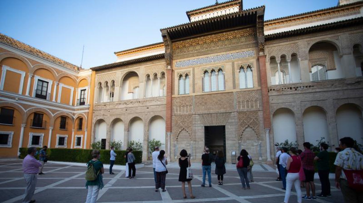 Un grupo de visitantes en el Real Alcázar