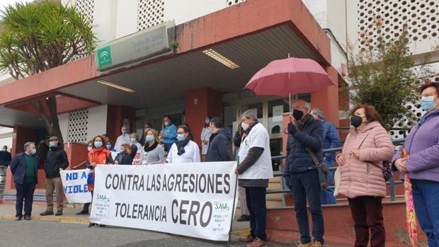 Concentración de apoyo en Écija a la pediatra que sufrió una agresión en Navidad