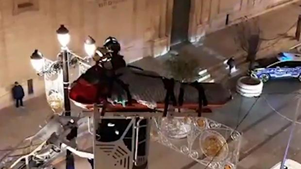 Los bomberos rescatan a un anciano que se pasó varias horas caído en el pasillo de su casa de Sevilla
