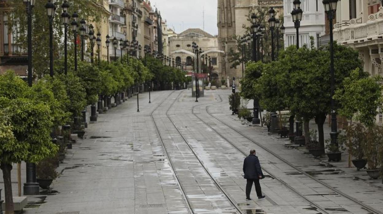 Imagen de la avenida de la Constitución de Sevilla prácticamente desierta