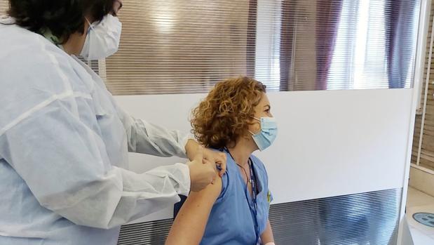 Comienzan a vacunar contra el coronavirus a los sanitarios del hospital Virgen del Rocío