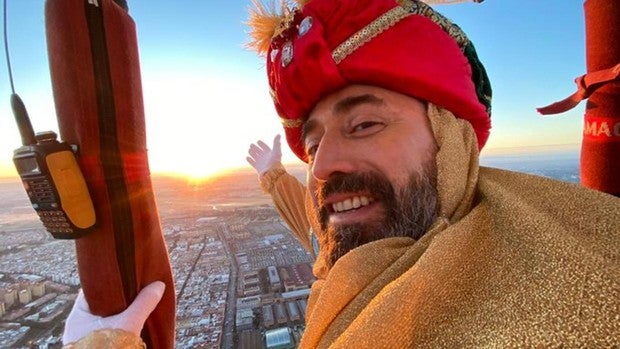 El Heraldo desafía al frío surcando los cielos de Sevilla en un globo amarillo, «que es lo que se lleva ahora»