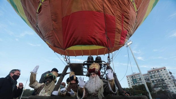 Los Reyes Magos aterrizan en Sevilla contra viento, frío y pandemia