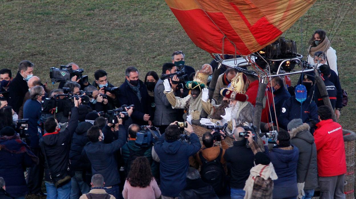 Los Reyes Magos en el globo en el que han recorrido las calles de Sevilla