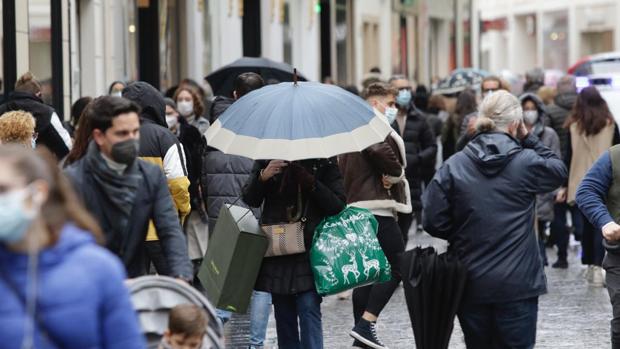 Las rebajas de Sevilla 2021 se ven «chafadas» por la lluvia y el coronavirus