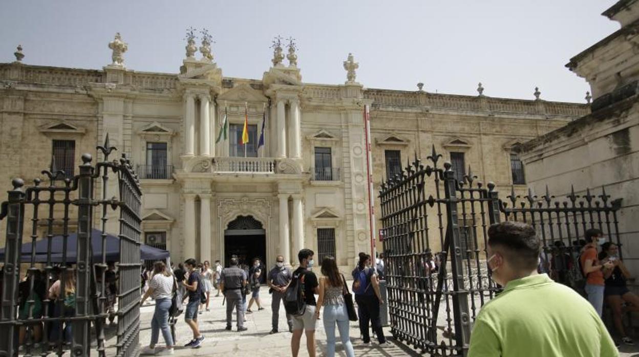 Entrda del Rectorado de la Universidad de Sevilla