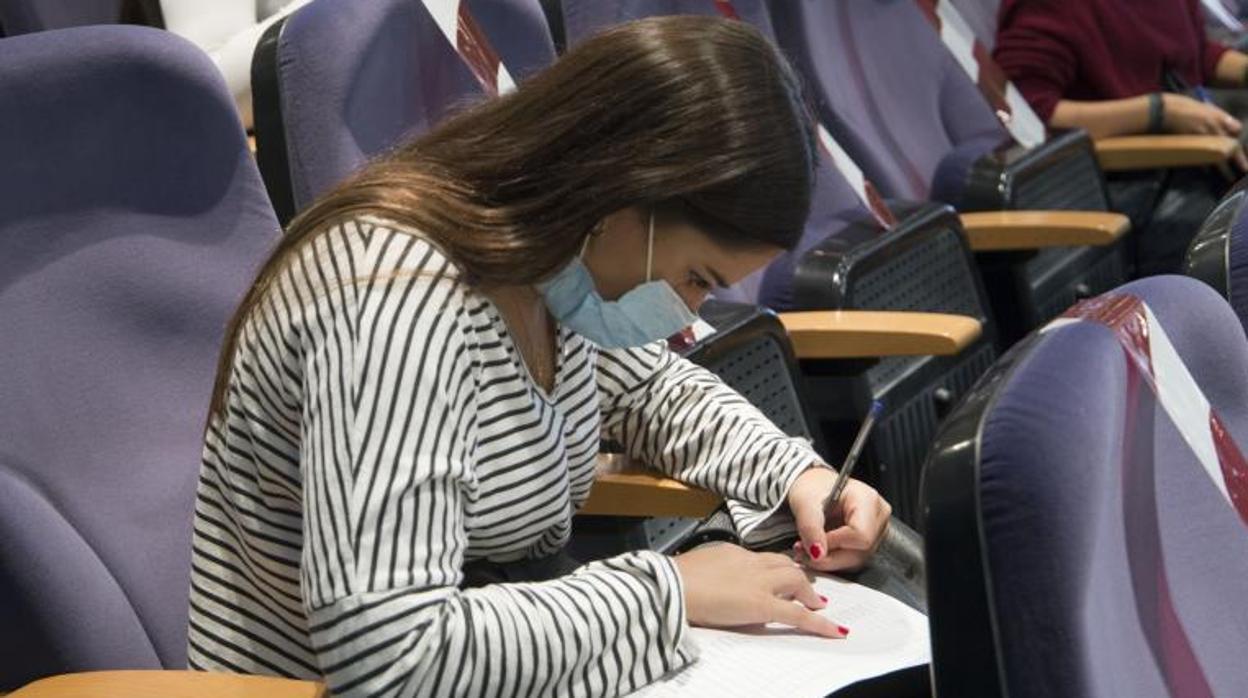 Una estudiante en la facultad de Derecho