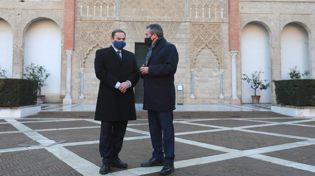 Espadas y Ábalos, en el Patio de la Montería del Alcázar este viernes