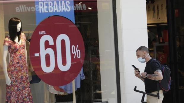 El comercio de Sevilla, resignado a «perder también las rebajas» tras «la pequeña luz de la Navidad»