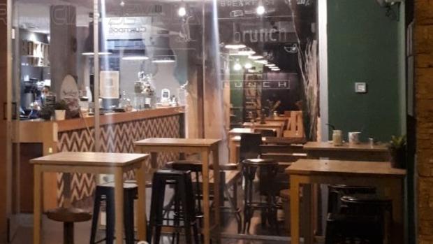 Desalojan una mesa con catorce personas sin mascarilla en un bar de la calle Carlos Cañal