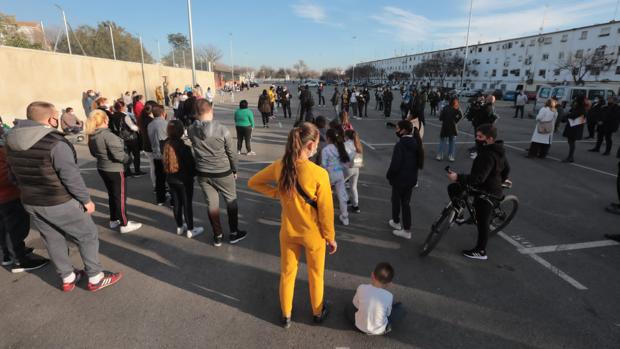 Vecinos de Torreblanca se echan a la calle para denunciar los cortes de luz