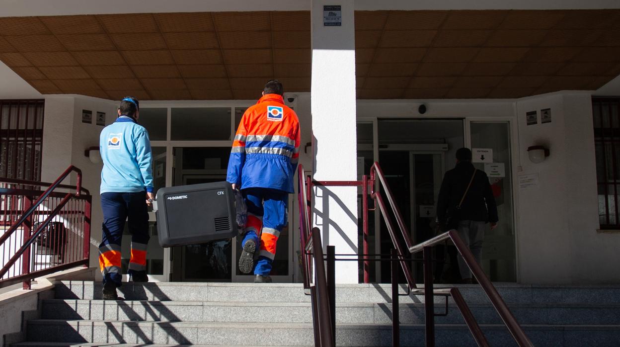 Dos sanitarios, con las vacunas contra el coronavirus, acuden a una residencia de mayores en Sevilla