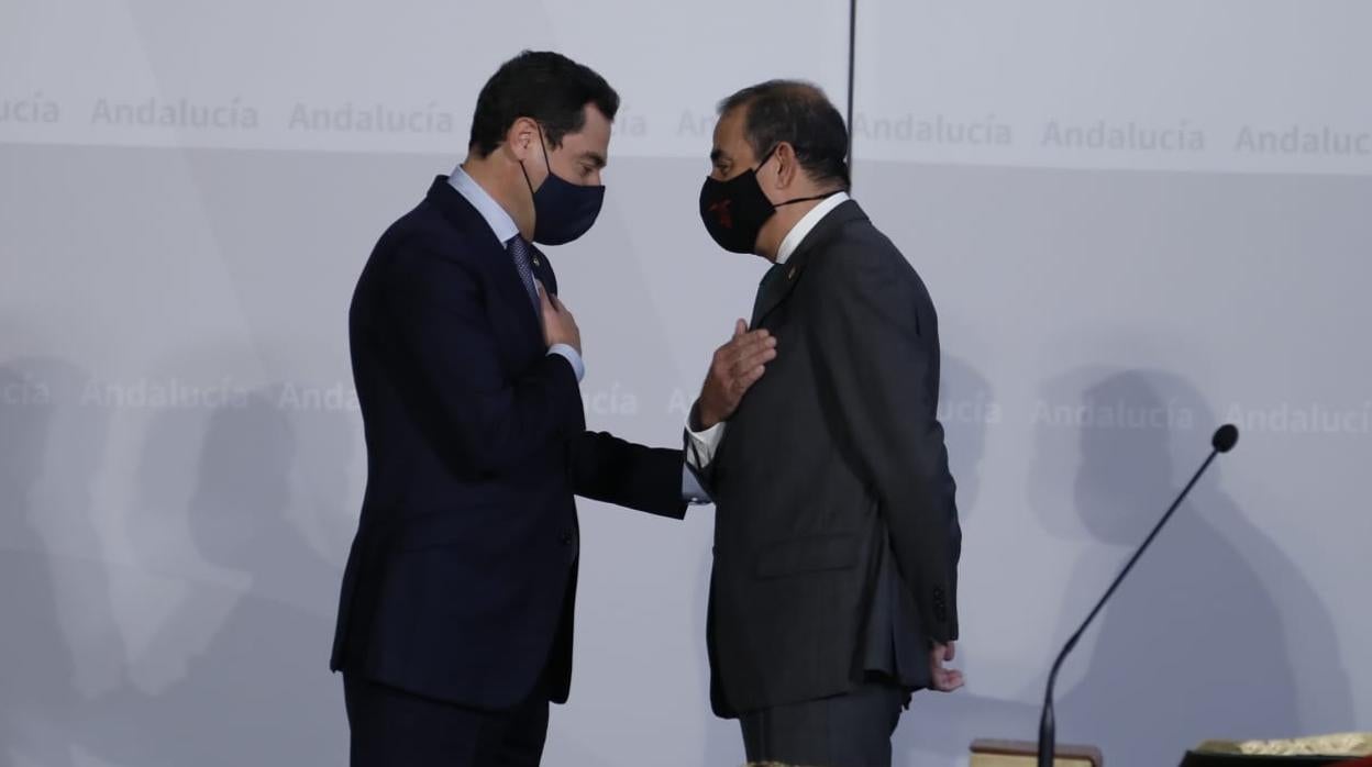 El presidente de la Junta, Juanma Moreno, y el rector de la Hispalense, Miguel Ángel Castro