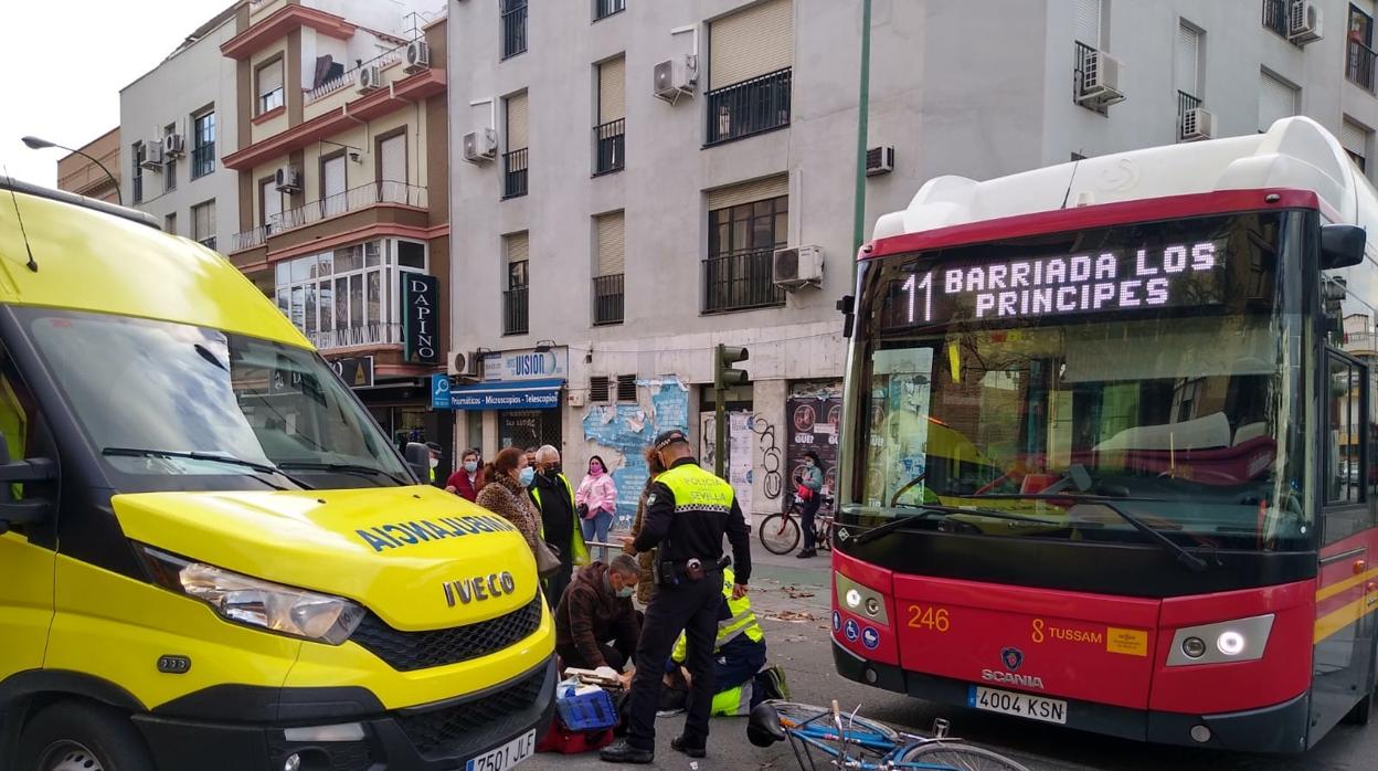 Los sanitarios atienden al ciclista herido en medio de la calzada