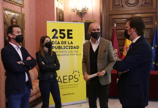 Antonio Muñoz conversa con los promotores de la campaña