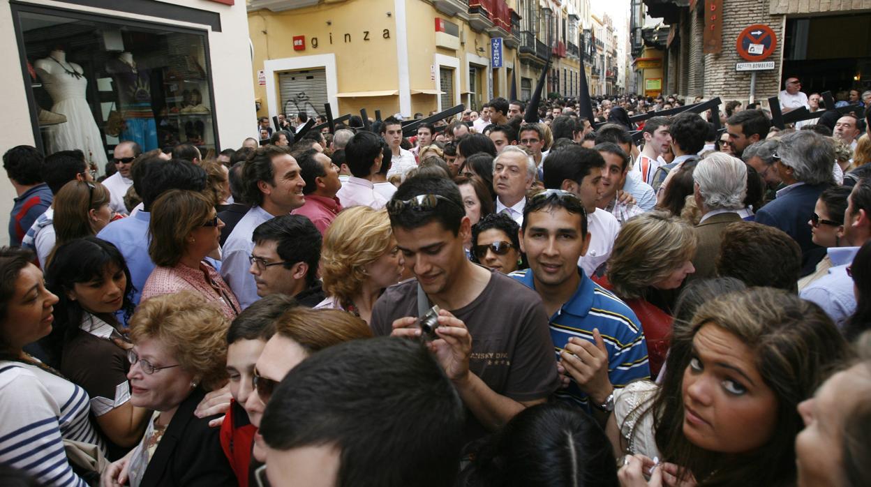 Una bulla en la calle Trajano durante la Semana Santa