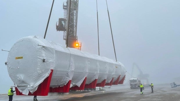Llega al Puerto de Sevilla un megatanque de cerveza para la fábrica de Cruzcampo
