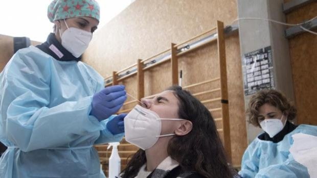 Nueva subida de la tasa de contagio de coronavirus en Sevilla con 1.300 positivos en un día y 15 fallecidos