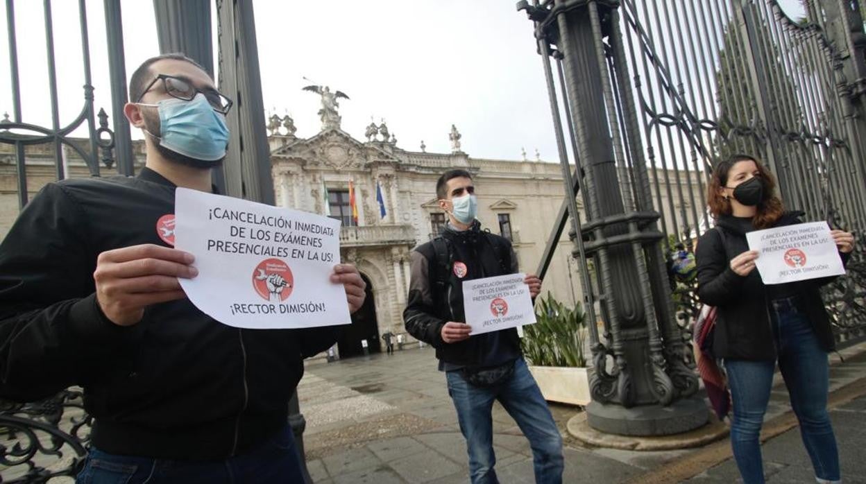 Miembros del Sindicato de Estudiantes, este miércoles en el Rectorado