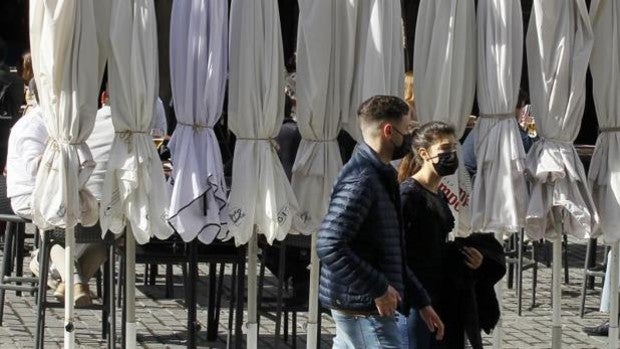 Sevilla supera ya el centenar de pacientes en la UCI tras una jornada que deja 850 positivos y 13 muertos