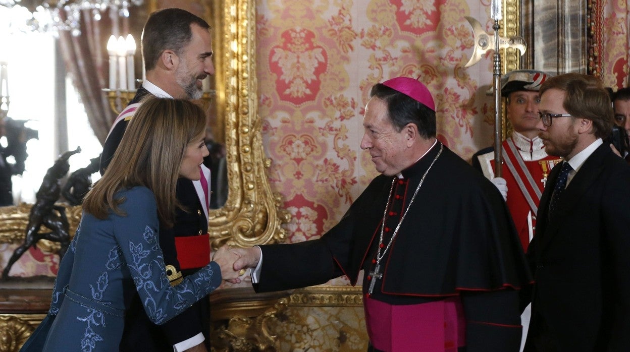 Monseñor del Río cumplimentando a los Reyes en Palacio