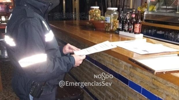 Más de treinta personas, en un bar de Sevilla a deshora y en plena tercera ola del coronavirus