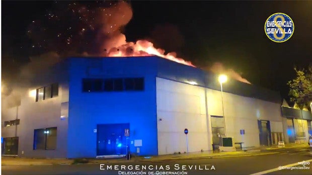 Un espectacular incendio destruye una nave industrial en el polígono El Pino