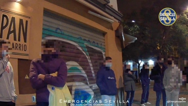 Denunciados 16 jóvenes por celebrar una fiesta en la azotea de un apartamento turístico