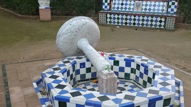 Cuatro décadas de destrozos y abandono en los jardines de Murillo