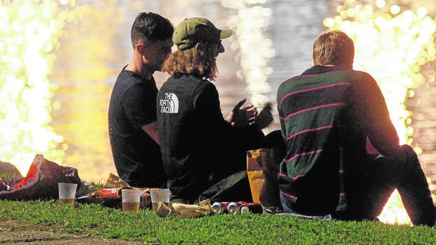 La Policía Local de Sevilla, sin efectivos suficientes para atajar las botellonas