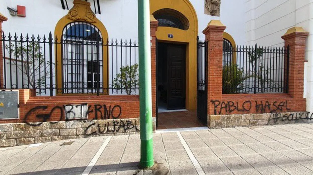 Sede del PSOE de Sevilla con las pintadas en contra del Gobierno y a favor del la absolución del rapero Pablo Hasel