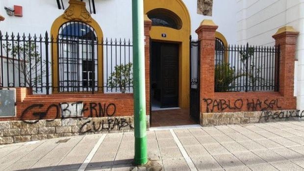 La sede sevillana del PSOE amanece con pintadas contra el Gobierno y en apoyo al rapero Hasel