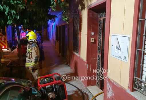 Los bomberos accedieron a la vivienda incendiada