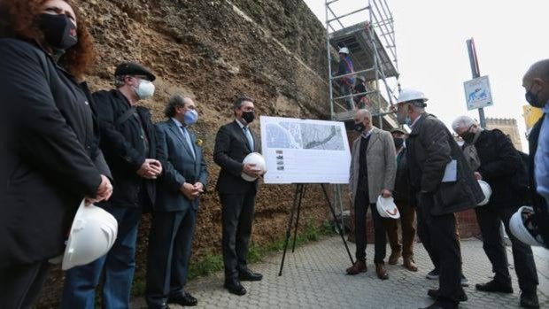 Comienza la primera fase de la restauración de la muralla de la Macarena