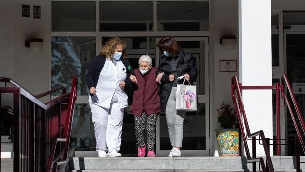 El Covid en las residencias de Sevilla: Los juzgados reciben hasta 24 negativas de familiares a vacunar a mayores