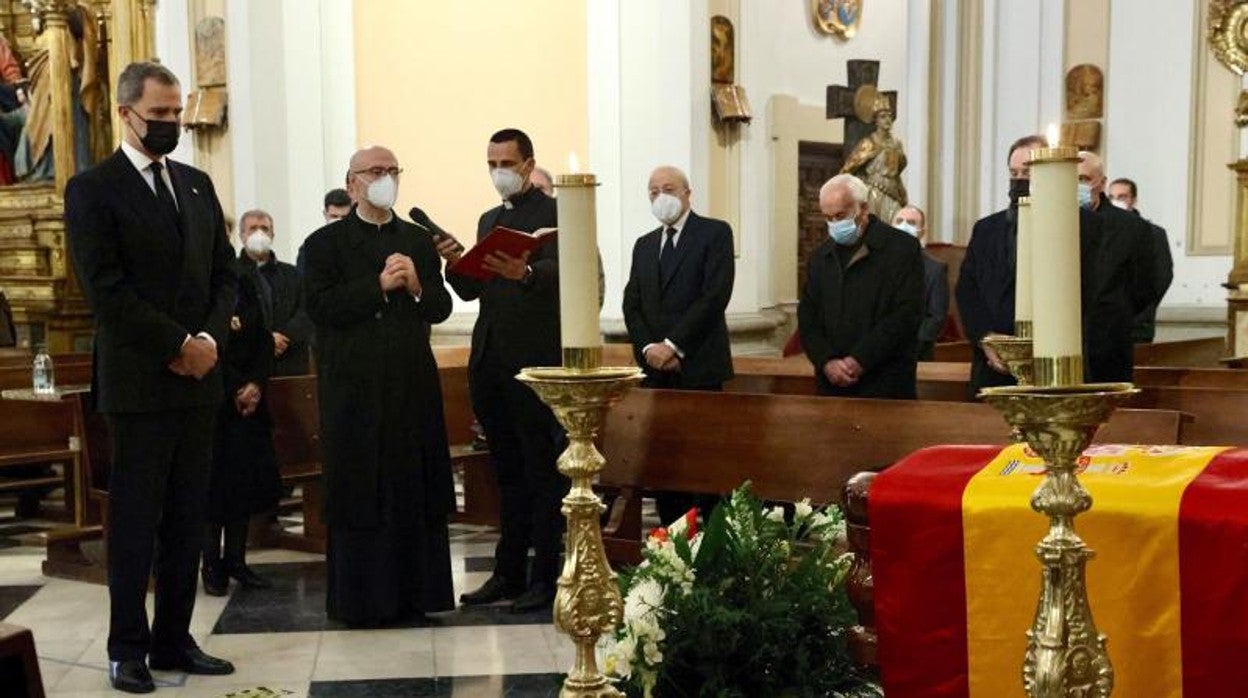 El Rey, en la capilla ardiente de monseñor Juan del Río el pasado 29 de enero